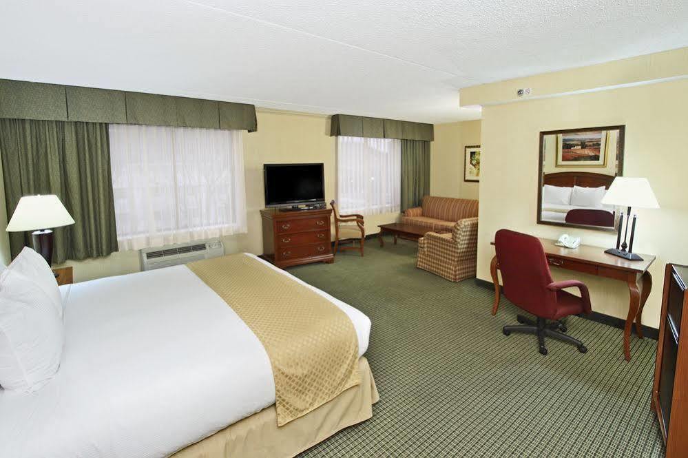 Doubletree By Hilton Mahwah Hotel Exterior photo