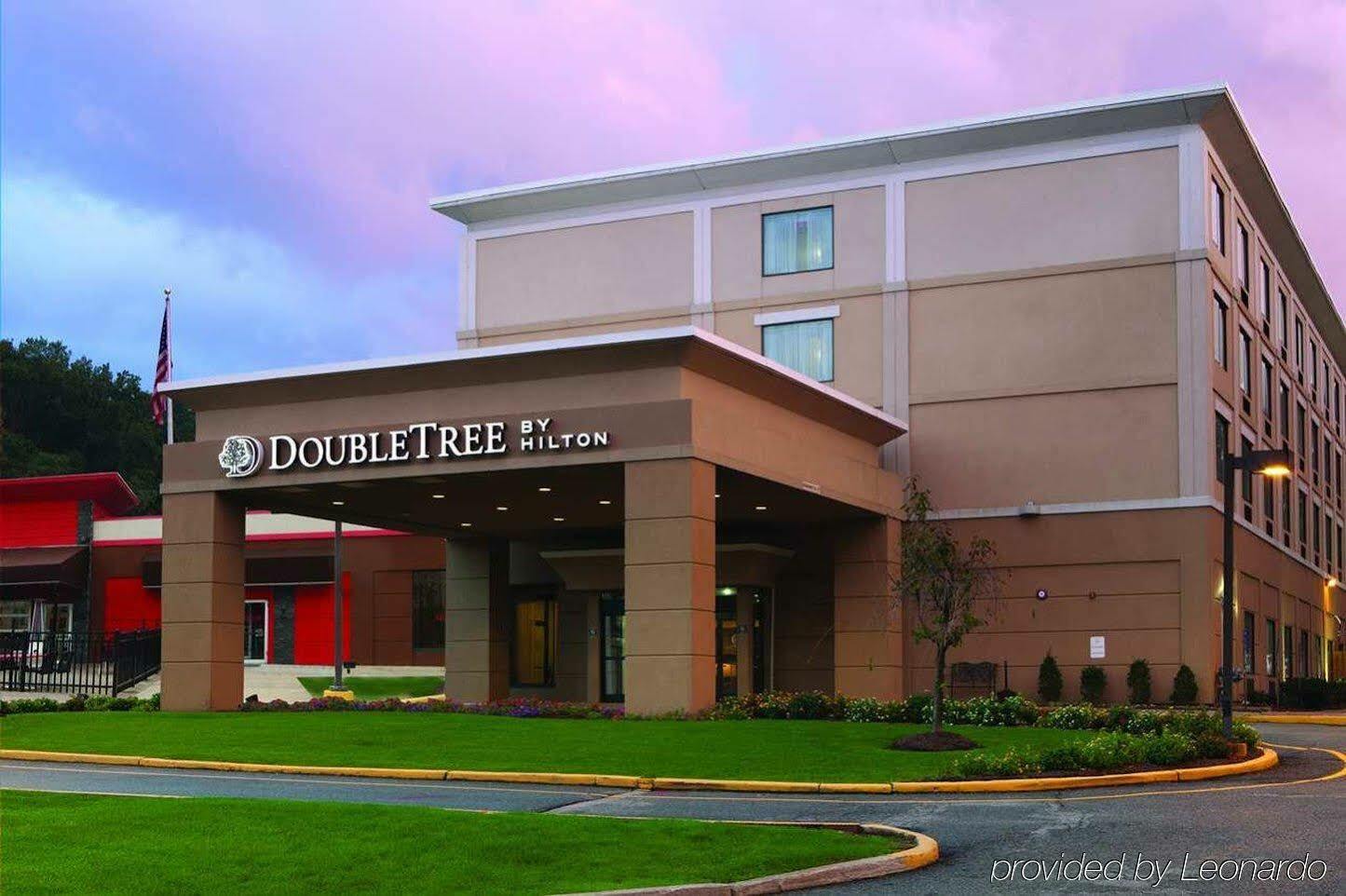 Doubletree By Hilton Mahwah Hotel Exterior photo